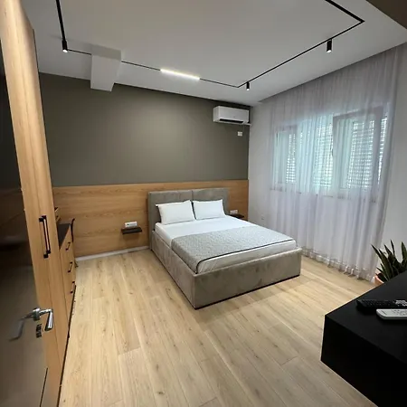 アパート Trev's ティラナ